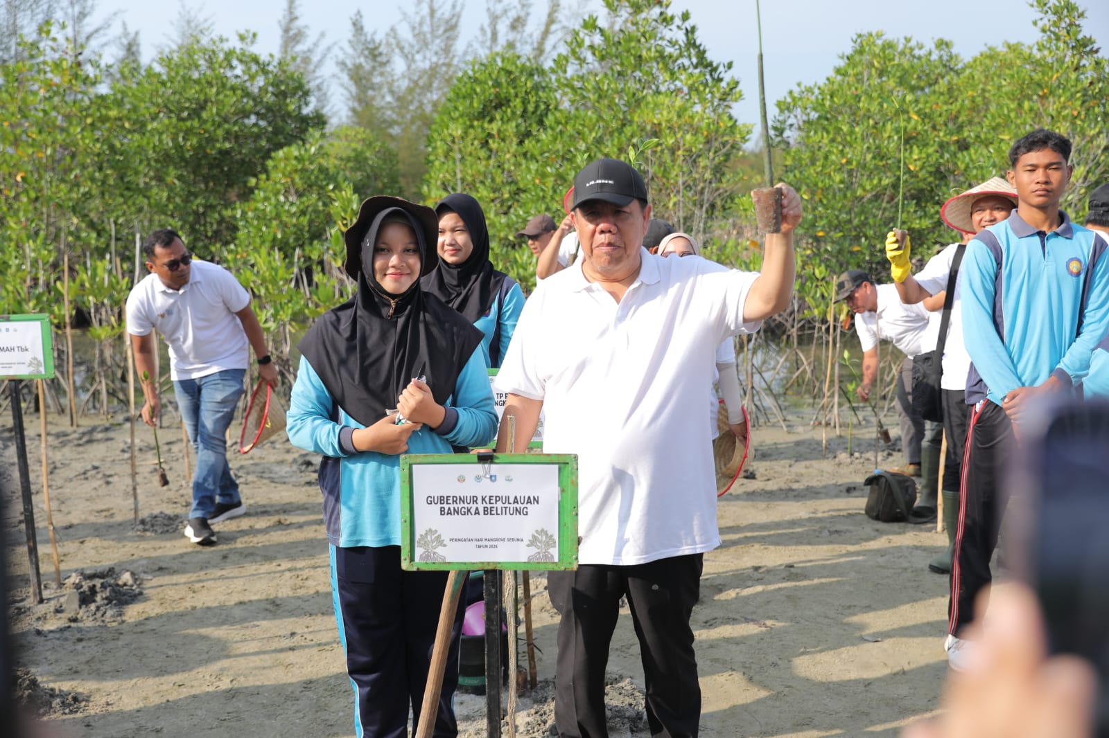 Gubernur Hidayat Arsani Pimpin Penanaman Massal 3.300 Bibit di Pantai Menuang