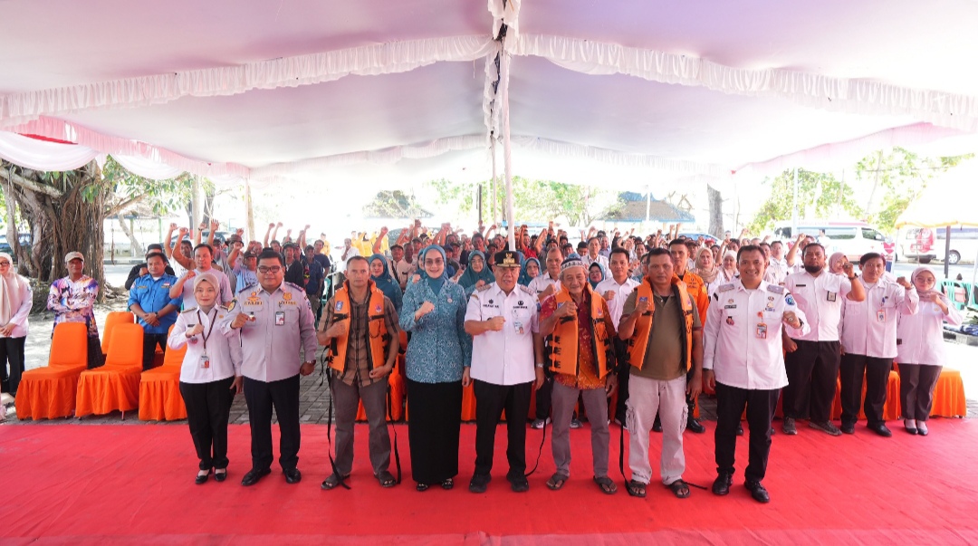 Pasang Life Jacket ke Nelayan, Gubernur Hidayat Arsani Tekankan Budaya Siaga Bencana
