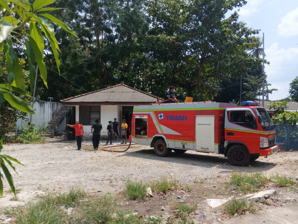 Tim Damkar PT Timah Gerak Cepat, Bantu Padamkan Kebakaran di Ruang Tunggu Pelabuhan Tanjung Gudang Belinyu   