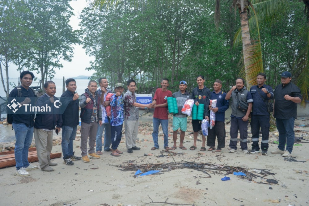 Jelang Musim Udang, PT Timah Tbk Serahkan Jaring Udang kepada Nelayan KUB Anugrah di Pangkalpinang   