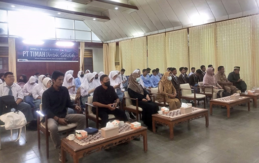 PT Timah Tbk Kenalkan Inovasi Sosial Kampung Amoi ke Pelajar di Kecamatan Muntok