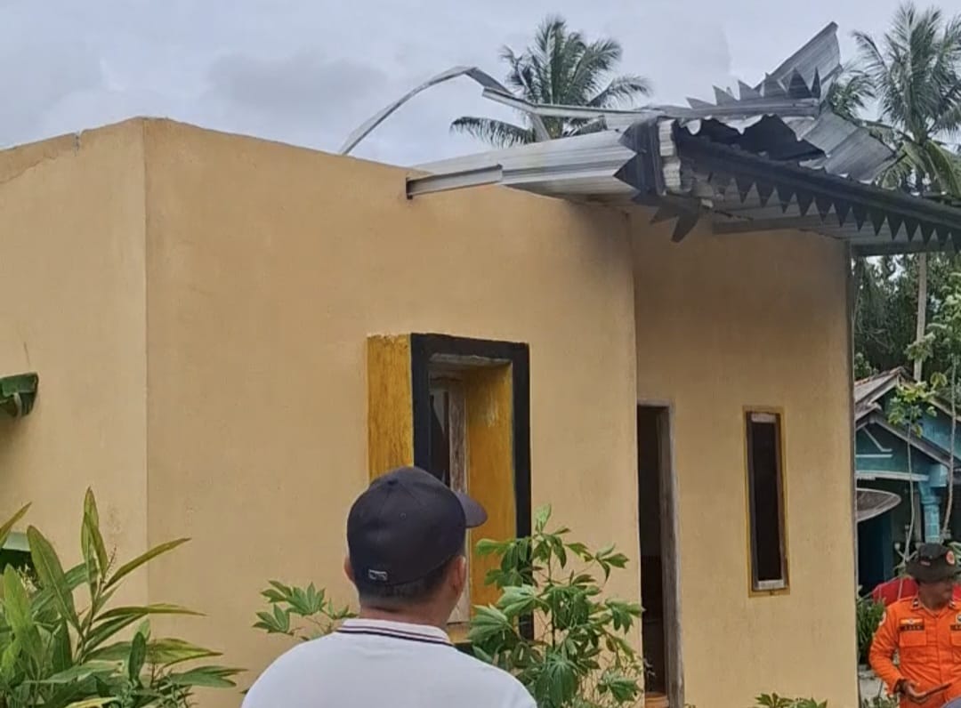 Belasan Rumah Warga Belinyu Diamuk Puting Beliung