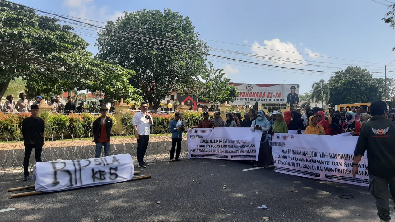 Ratusan Massa Andi Kusuma Demo Polres Bangka