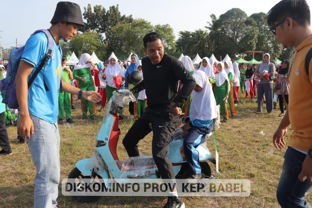 Naila, Dibonceng Pj Gubernur Suganda Berkeliling Lapangan dengan Sepeda Listrik