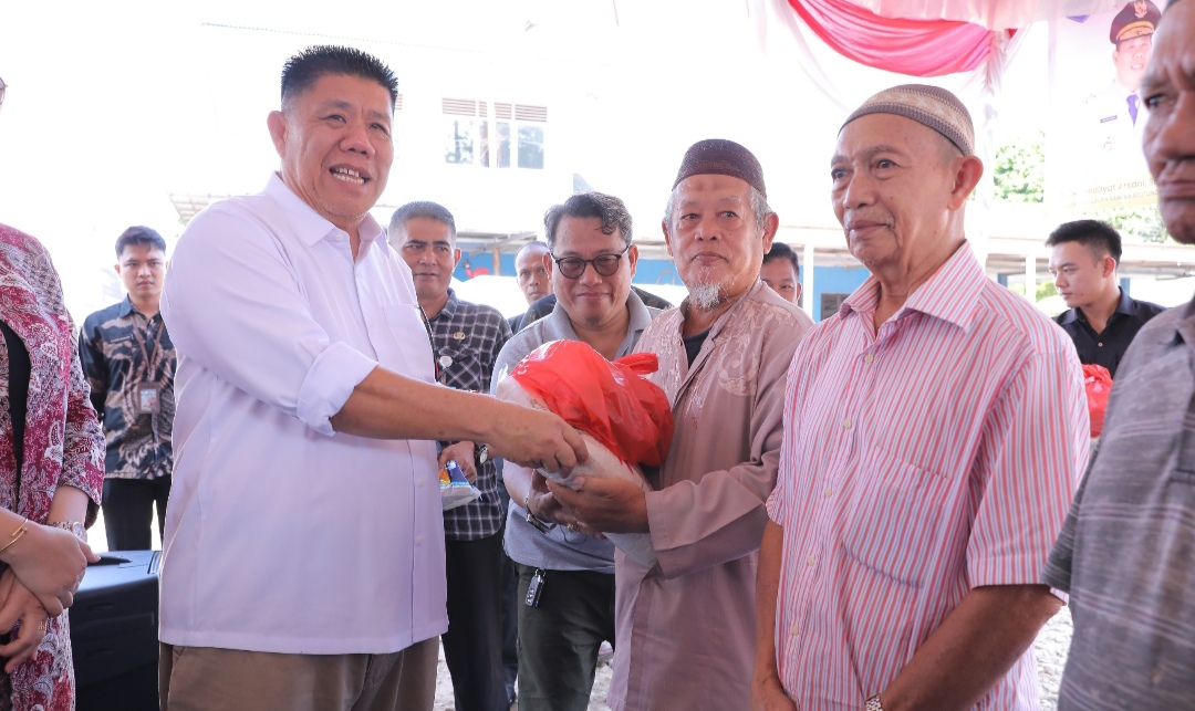 Gubernur Babel Hidayat Arsani Buka Pasar Murah dan Bagikan Sembako 