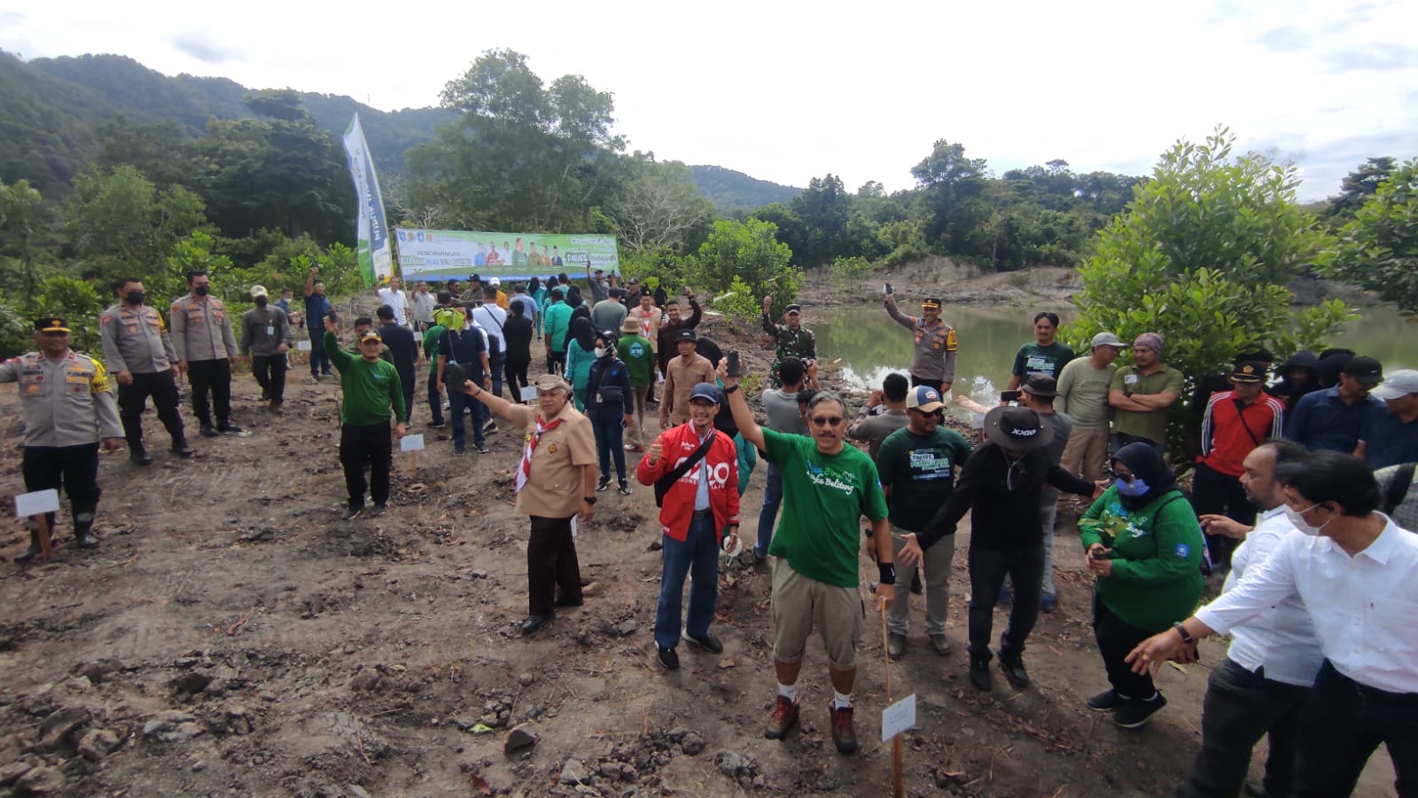 Ratusan Bibit Pohon Ditanam di Kawasan Bukit Menumbing, RD: Tangkap Perusak HL