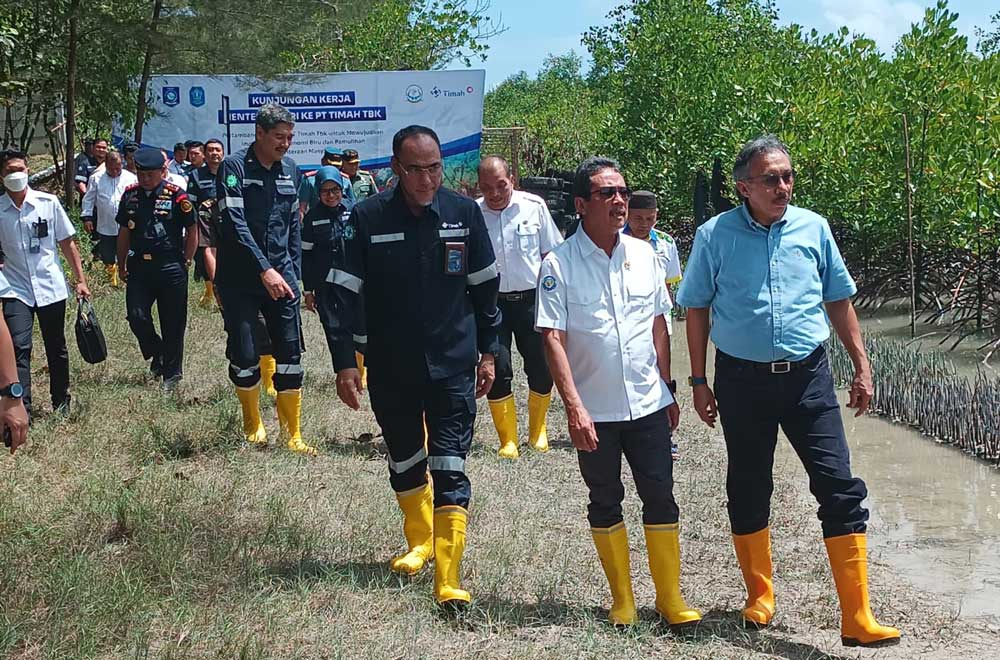 Dukung Ekonomi Biru, Menteri KKP Serahkan Dokumen PKKPRL ke PT Timah Tbk