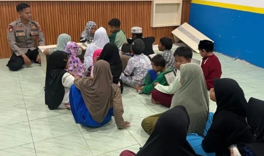 Polres Babar Bimbing Anak Pesisir Mengaji