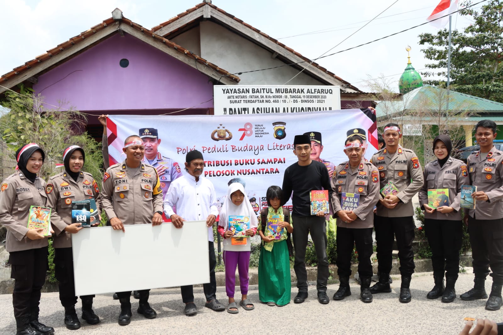 Polresta Pangkalpinang Bagikan Ratusan Buku Bacaan ke Panti Asuhan Al Khoiriyah