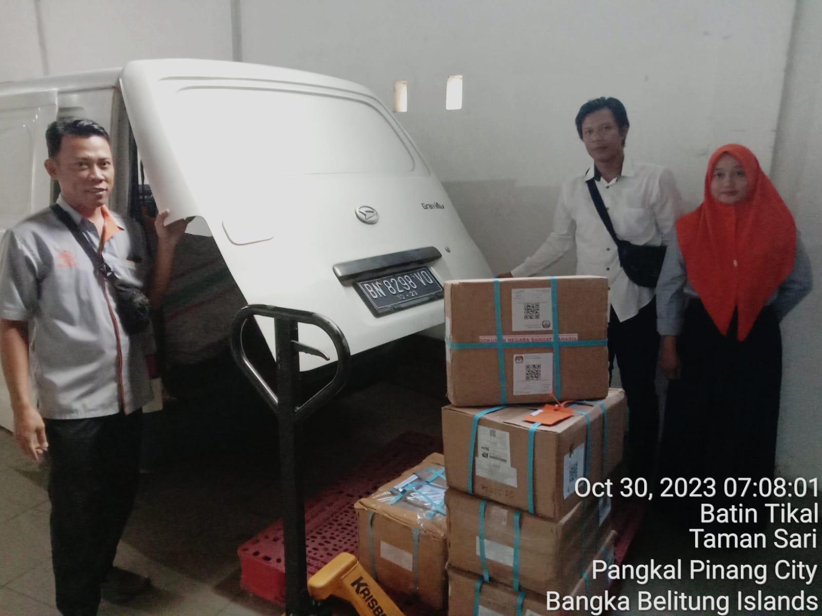 Personel OMB Polresta Pangkalpinang Kawal Pengiriman 59.836 Segel Logistik Pemilu 