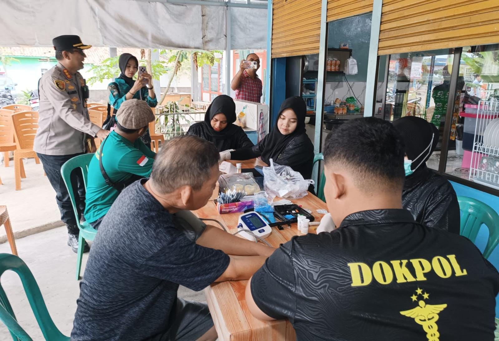 Polresta dan Polsekwas Pelabuhan Pangkalbalam Gelar Jumat Berkah, Warga Antusias Sarapan dan CKG