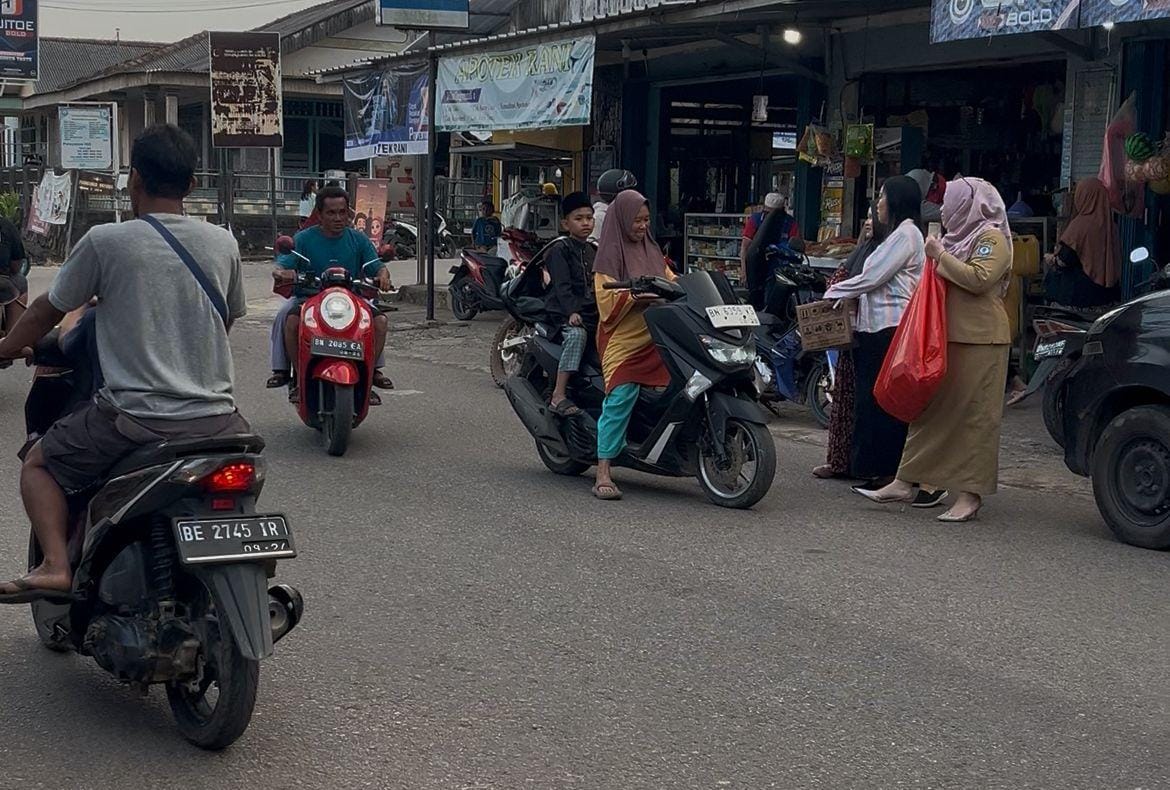 Jajaran Pegawai dan Staf RSUD Kriopanting Bagikan 250 Takjil kepada Masyarakat 
