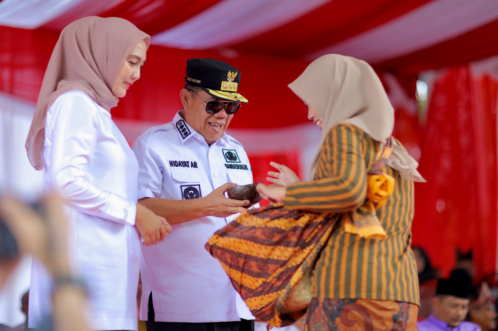 Gubernur Hidayat Arsani Borong Dagangan di Sekitar Panggung Kehormatan Pawai Karnaval Hari Kedua