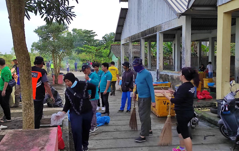 DLH Kota Gotong Royong Bersihkan Pasar Ikan