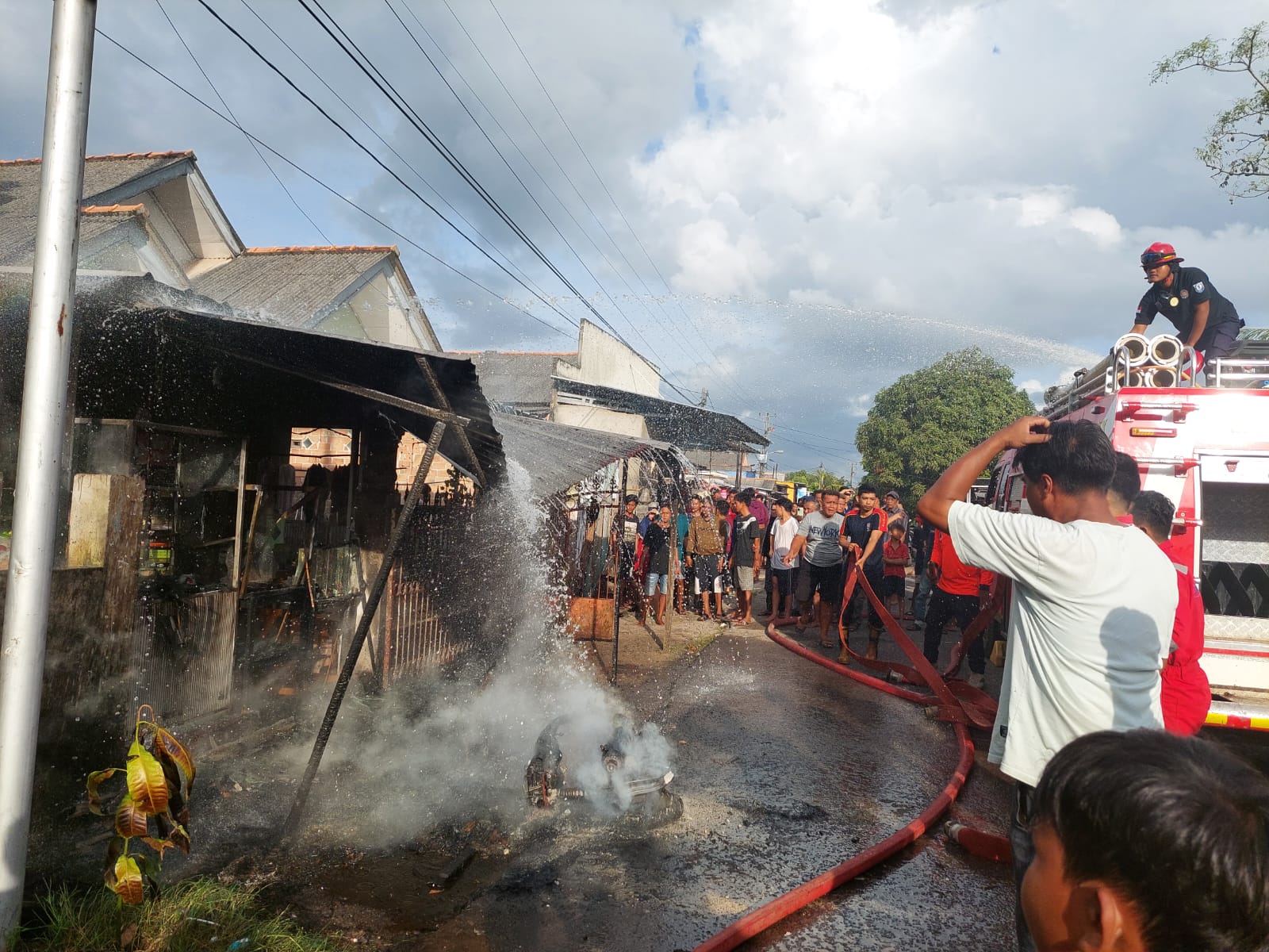 Motor Bawa Solar Terbakar, Merembet Warung Ayam Geprek