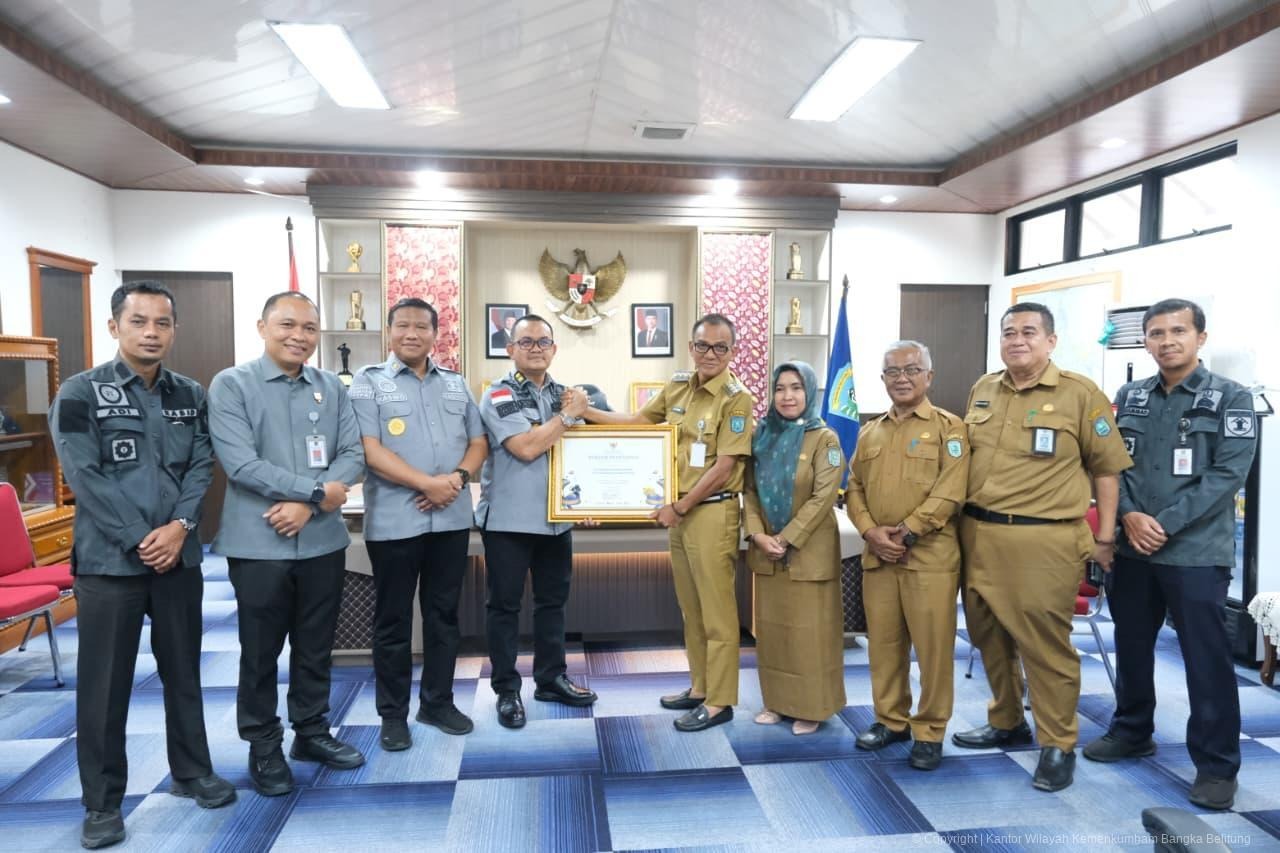 Dukung Perlindungan KI, Kemenkum Babel Serahkan KBKI kepada Bupati Belitung