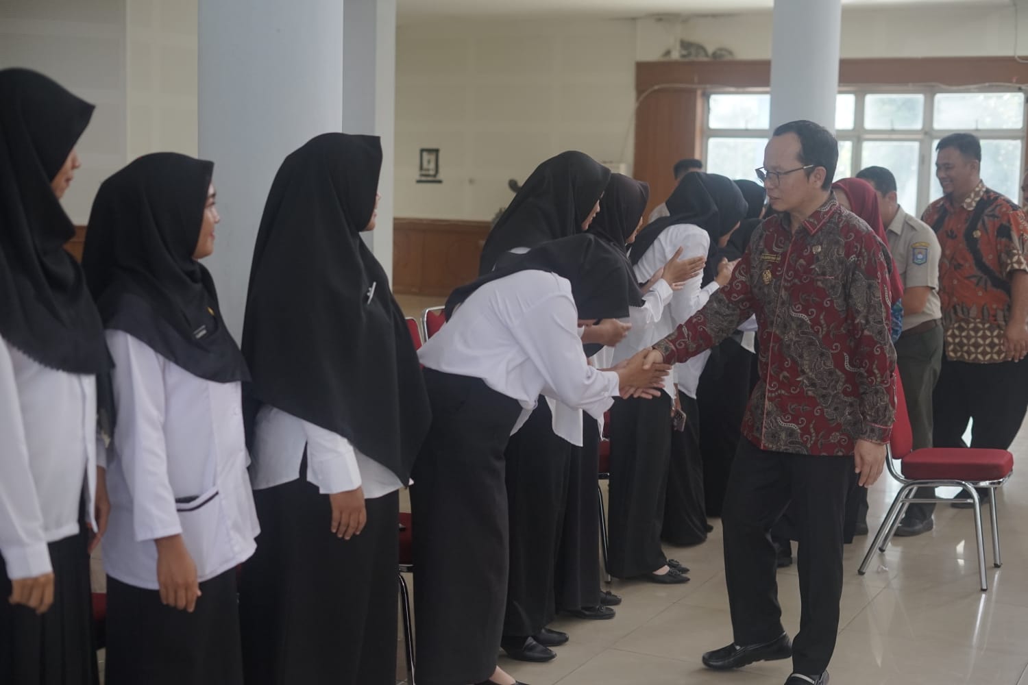 Serahkan SK PPPK Guru dan Teknis, Bupati Algafry Pesan Jangan Terlilit Hutang