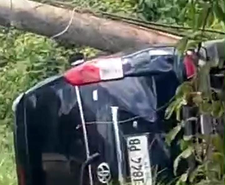 Breaking News!!! Minibus Tabrak Tiang PLN di Ranggas