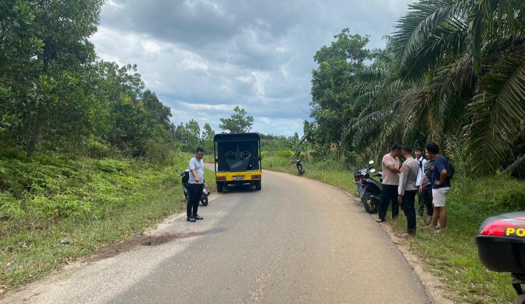 Pria Berlumuran Darah Tergeletak di Pinggir Jalan Parittiga