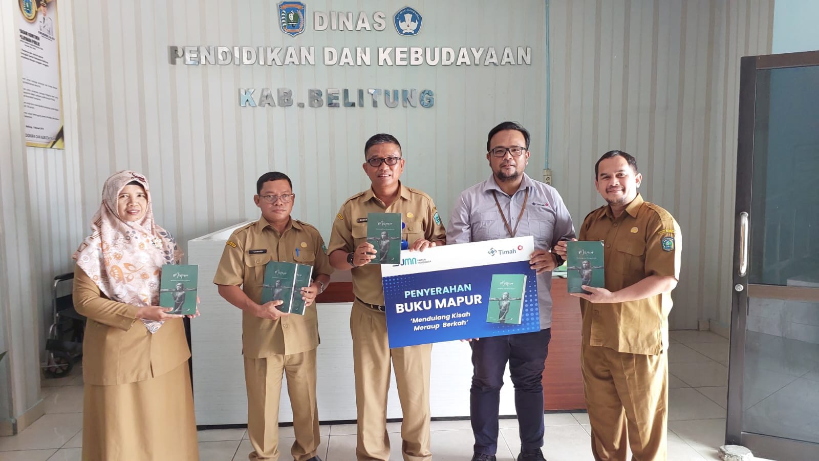 Tingkatkan Literasi tentang Sejarah, PT Timah Tbk Bagikan 229 Buku Mapur Berkisah Menuai Berkah di Belitung