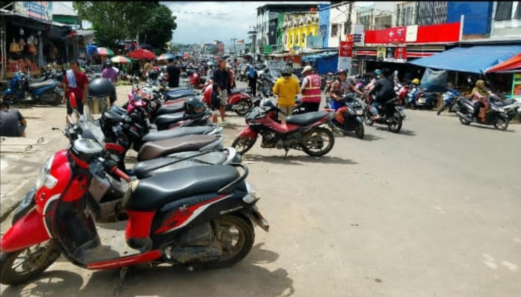 Parkir Masih Gunakan Bahu Jalan, Oh.. Masih Bongkar Pasang...