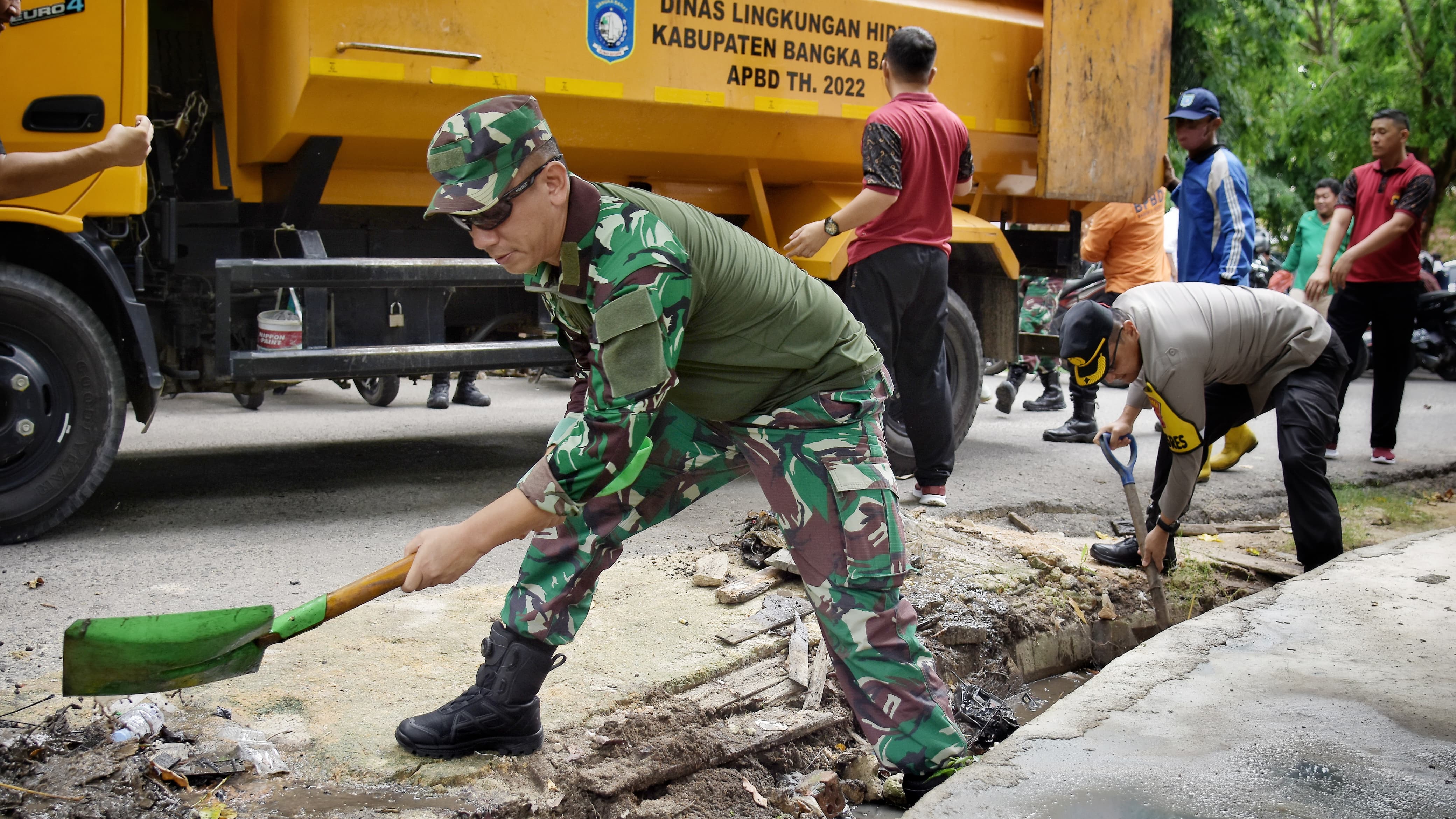 Pemkab Bersama TNI/Polri Bersihkan Sampah di Pasar Rakyat Mentok, Cegah Banjir dan Penyakit