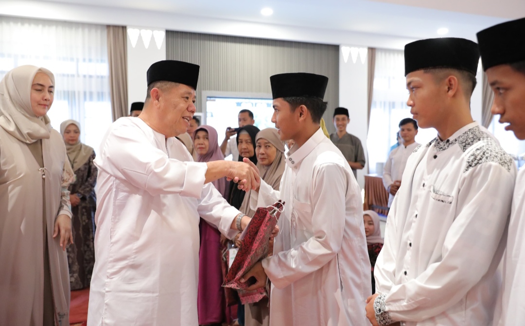 Safari Ramadan 1447 H : Gubernur Babel Hidayat Arsani Teguhkan Kepedulian, Serahkan Santunan dan Bansos