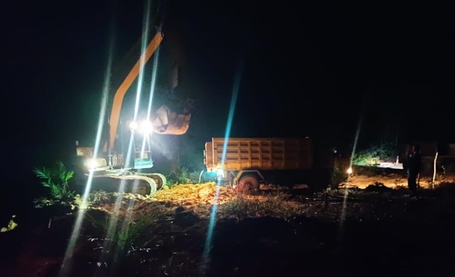 Berpacu dengan Cuaca Hujan, Satgas TMMD Lembur Sampai Malam Pemadatan Jalan 