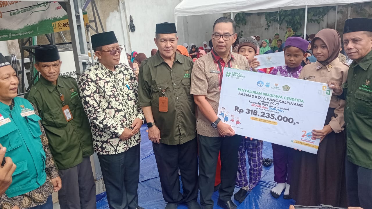 Sekda Mie Go Serahkan Simbolis Beasiswa Cendekia Baznas Pangkalpinang 2025