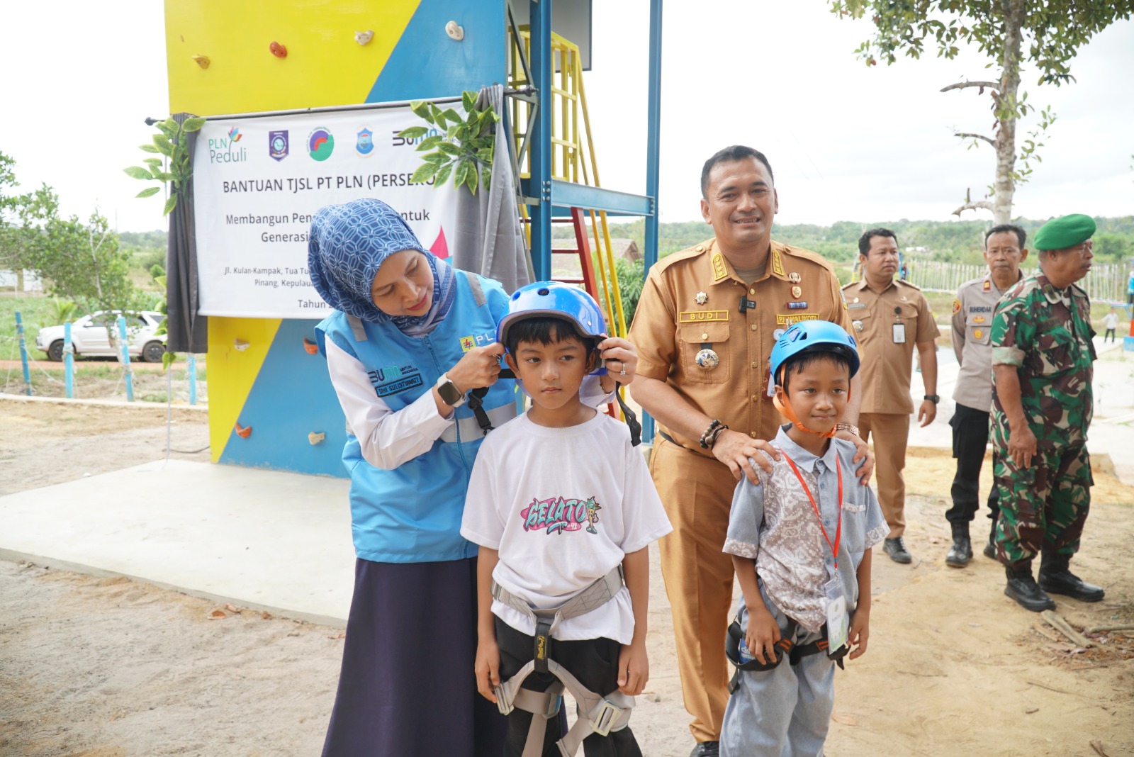 PLN Babel Salurkan Bantuan TJSL Program Membangun Pendidikan Alam bagi Generasi Masa Depan