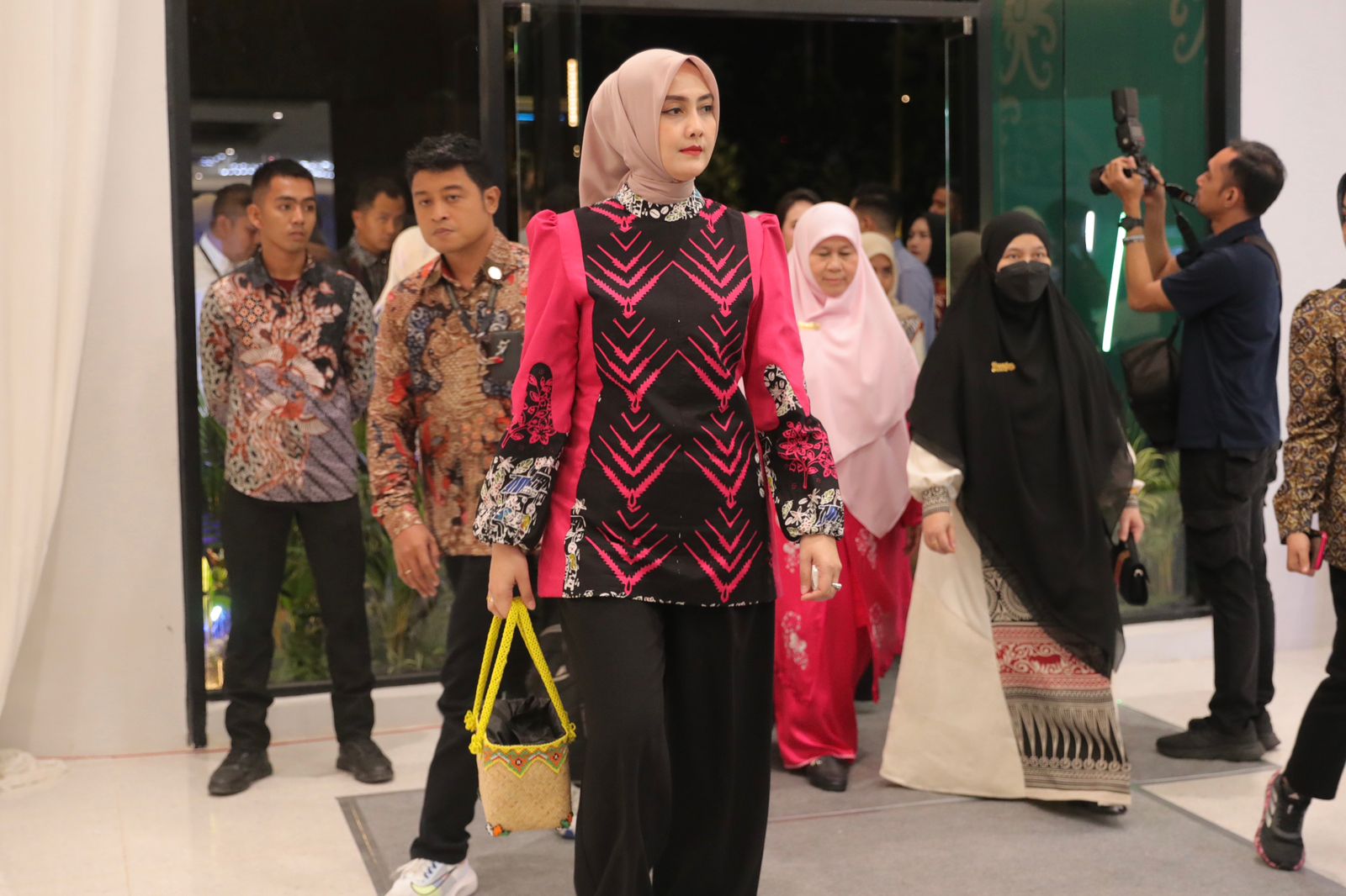 Kenakan Batik Kater, Noni Hidayat Arsani Ikuti Gala Dinner di IKN