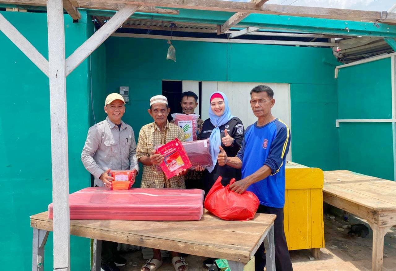Debby Berikan Bantuan ke Warga yang Terdampak Musibah Angin Puting Beliung di Sadai 
