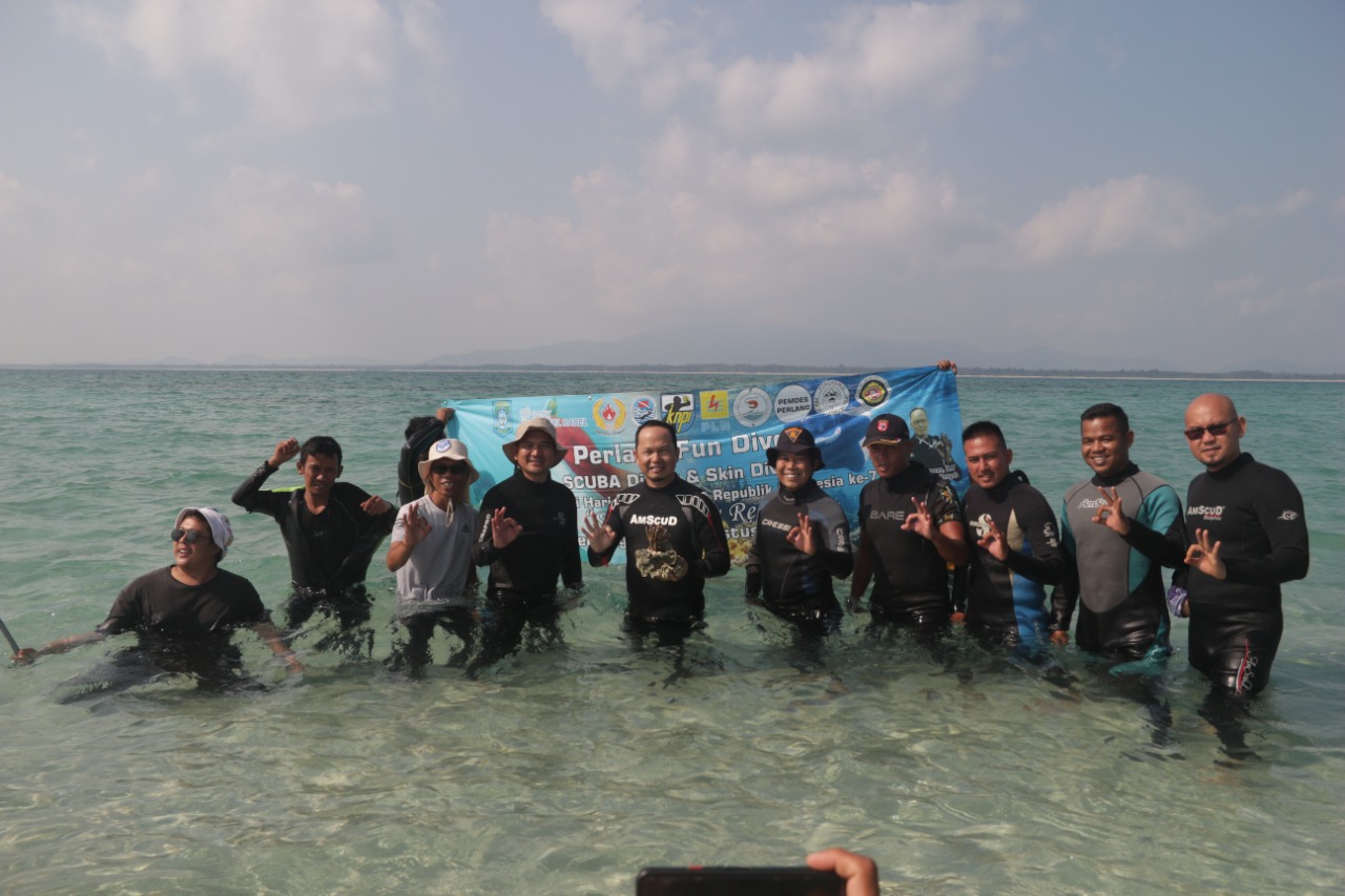 Perlang Fun Dive, Semangat Kemerdekaan dengan Merehabilitasi Karang Pantai Gusung 