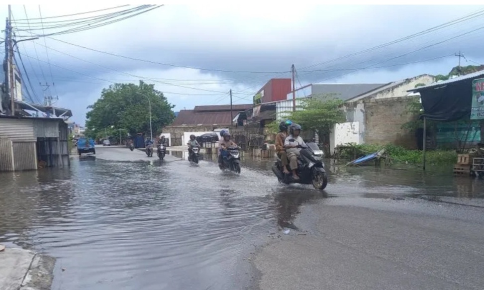 Banjir Rob Rendam Rumah Warga Kampung Opas Pangkalpinang