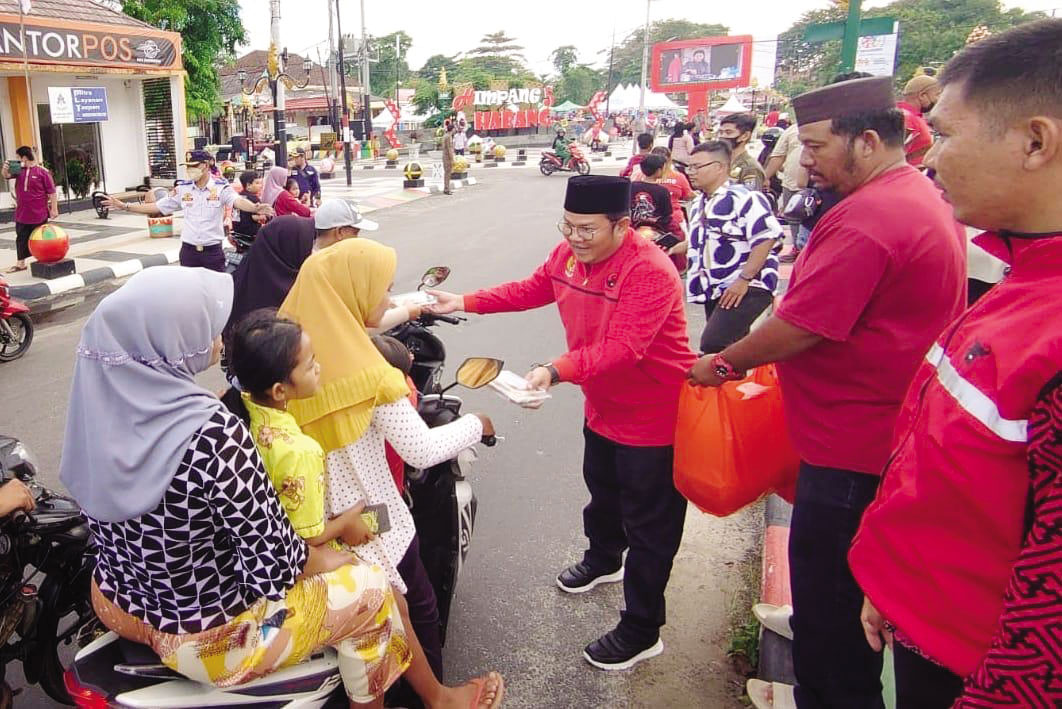 Bagikan Takjil ke Warga, PDIP Basel Tebar Semangat Berbagi untuk Sesama