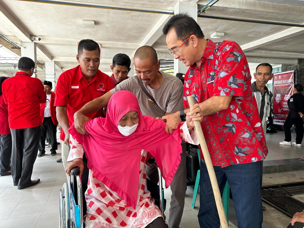 Gotong Royong Rudi Center dan PDIP Sembuhkan Katarak Masyarakat Belitung
