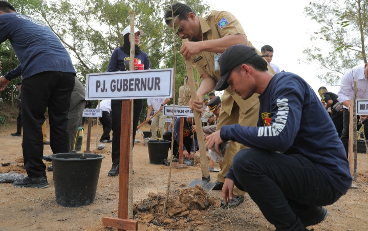 Pj Sekda Fery Apresiasi Tanam Pohon Serentak Polda Babel