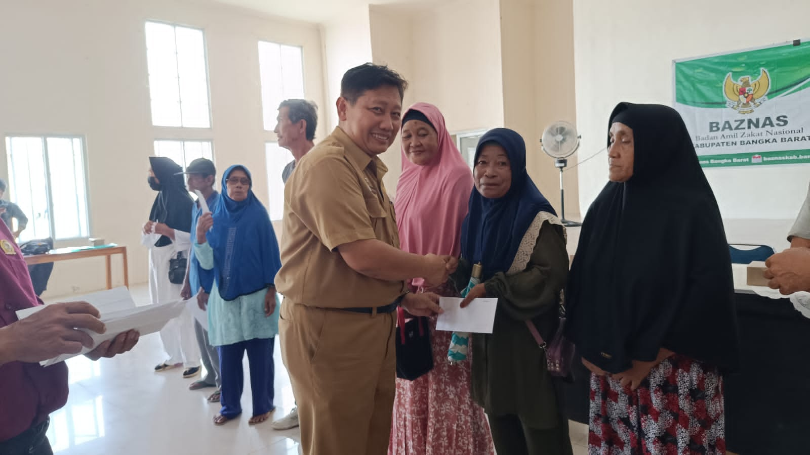 Sebanyak 102 Warga Mentok Dapat Bantuan Baznas