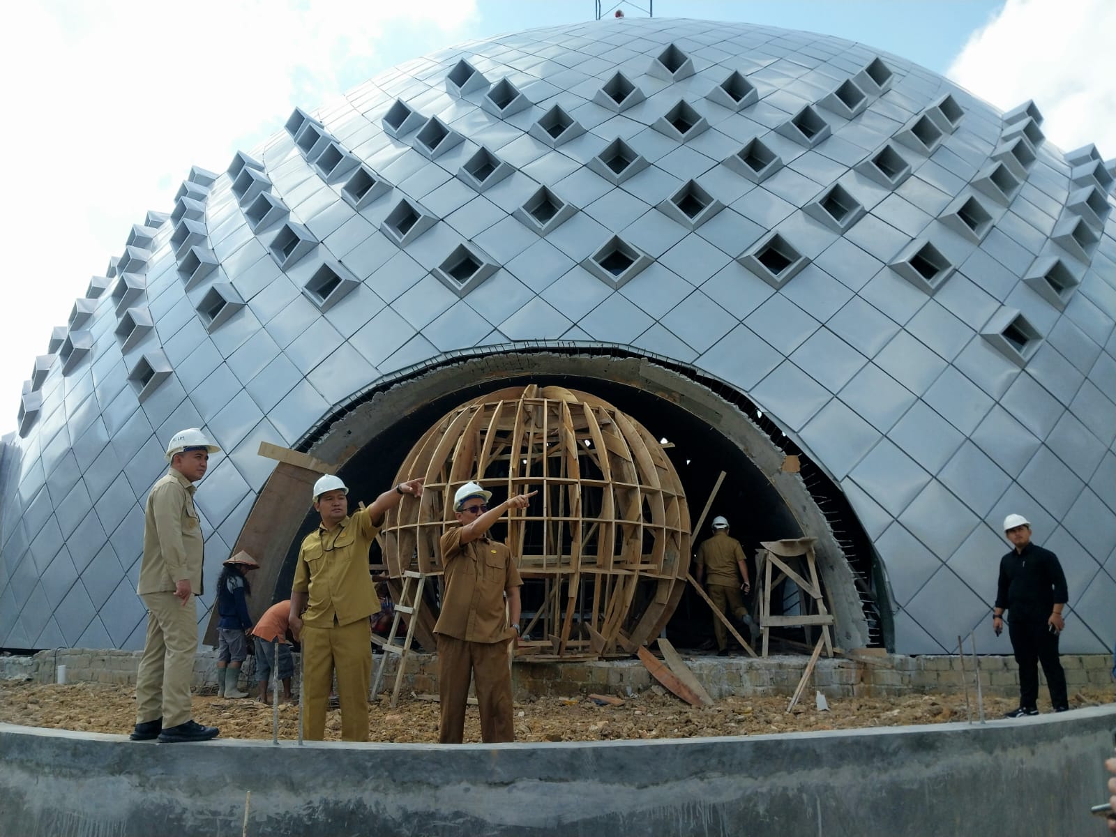 Masjid Agung Kubah Timah Progres 75 Persen, Wako Molen Tinjau Pembangunan 