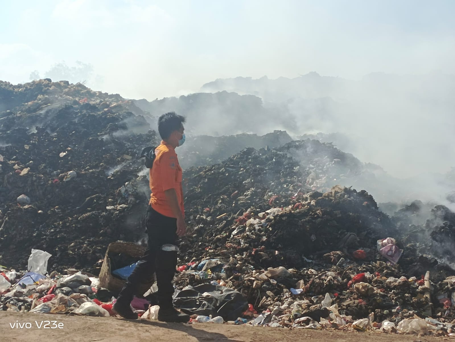 Sudah 25 Hari Asap Menyengat keluar dari TPA Gunung Sadai