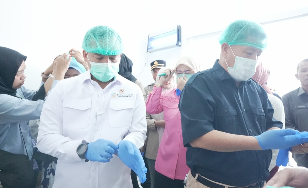 Gubernur Hidayat Arsani Dampingi Mendukbangga/Kepala BKKBN RI Tinjau Layanan Program MBG 3B