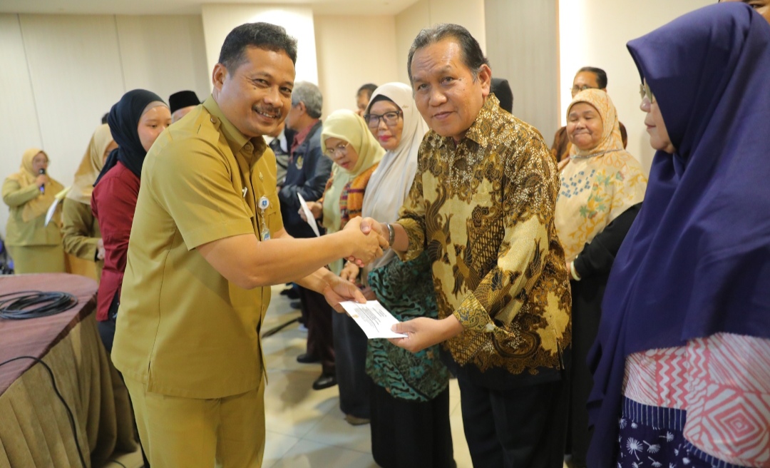 Pj Sekda Fery Serahkan Tali Asih Korpri Kepada 28 Purnabakti ASN Babel