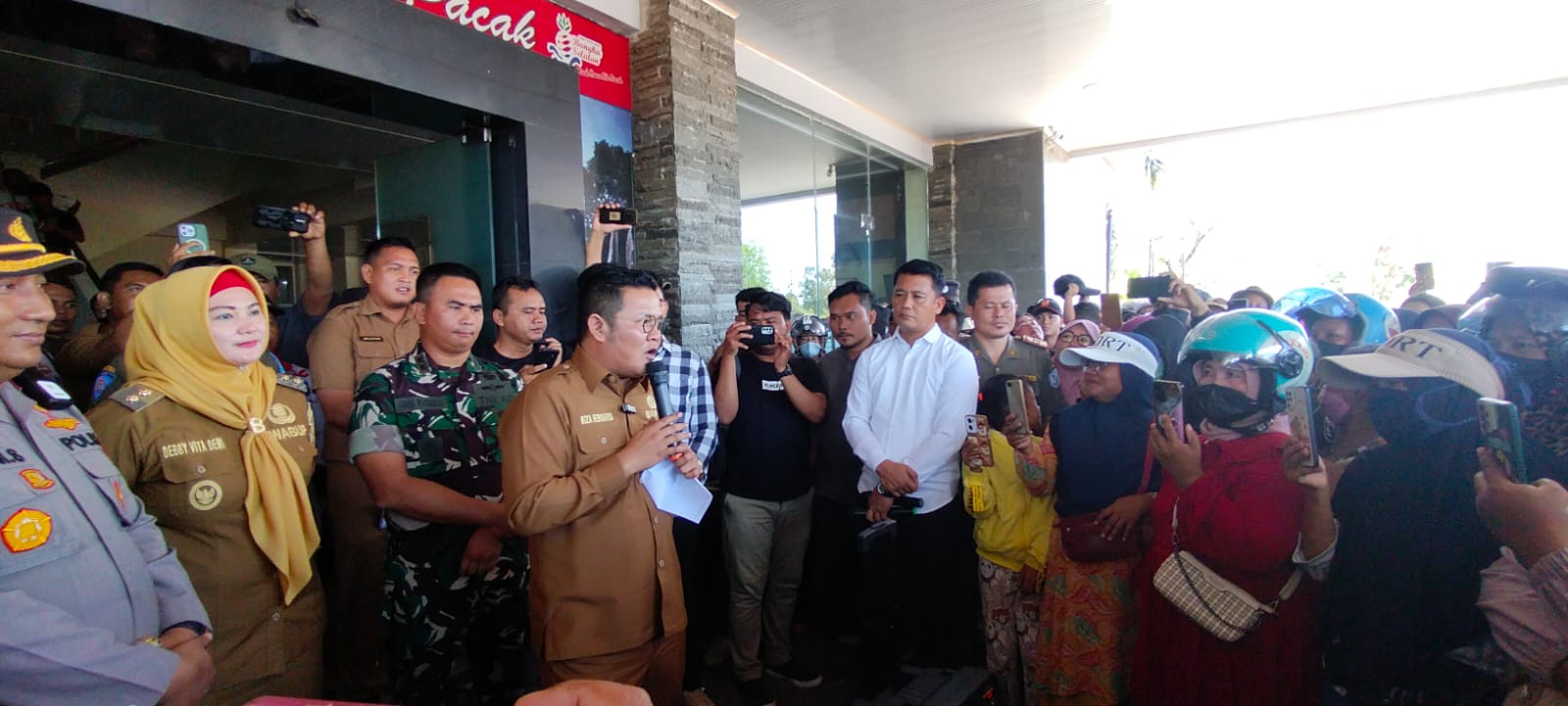 Istri Penambang Kembali Demo, Ini Hasil Dialog dengan Bupati Riza