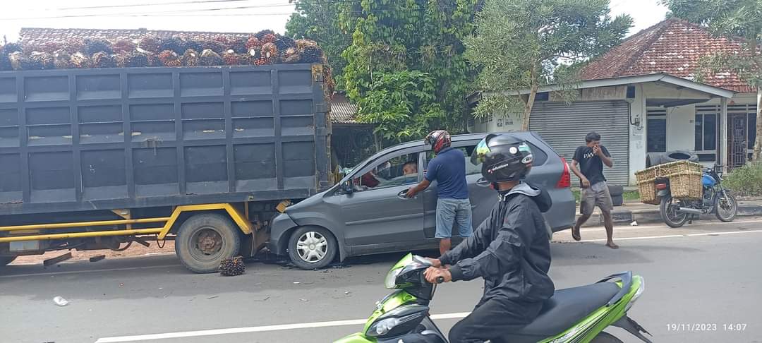 Ringsek! Minibus Seruduk Bak Truk di Kimjung Parittiga