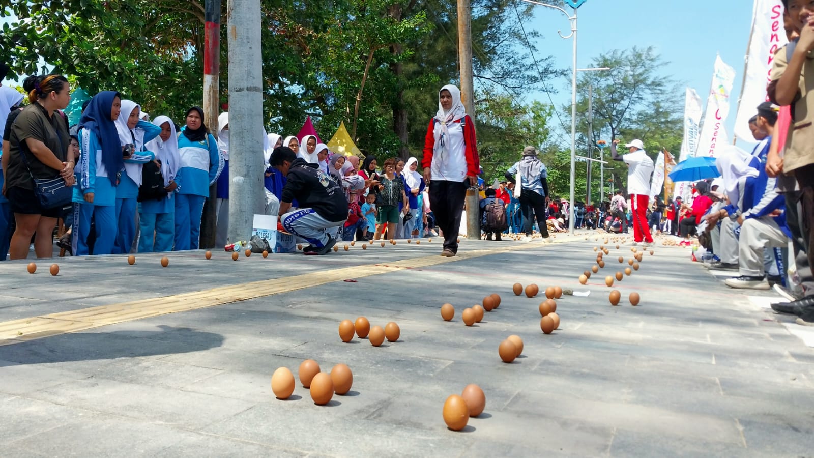 Amazing... 3.507 Butir Telur Berdiri di Pantai Pasir Padi, Rekor Dunia pun Pecah!