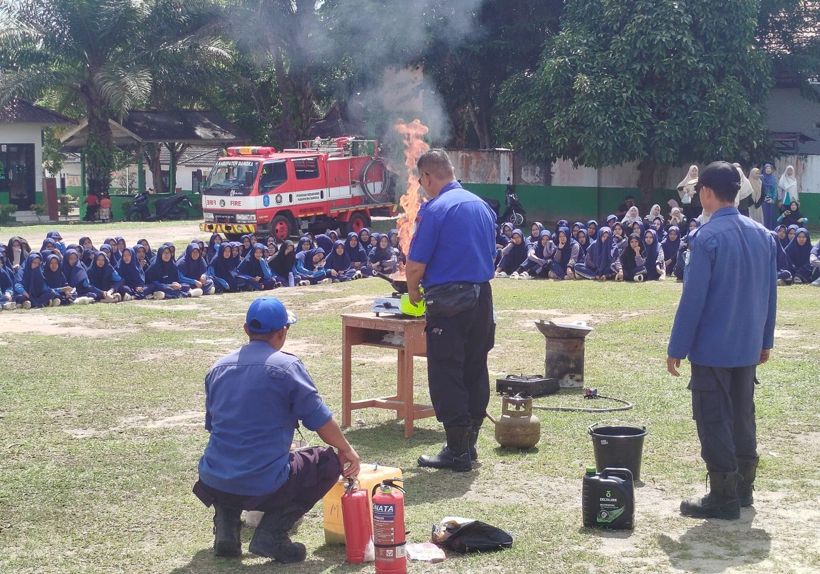 Bekali Kesiapsiagaan, SMA Plus Bahrul Ulum Gelar Simulasi dan Penyuluhan Kebakaran