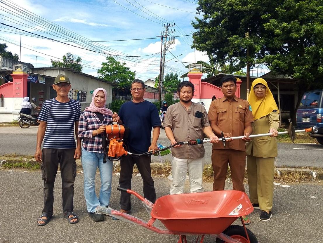 Peduli Kebersihan, Anggota DPRD Bangka dari PKS Ini Bantu Peralatan Sampah