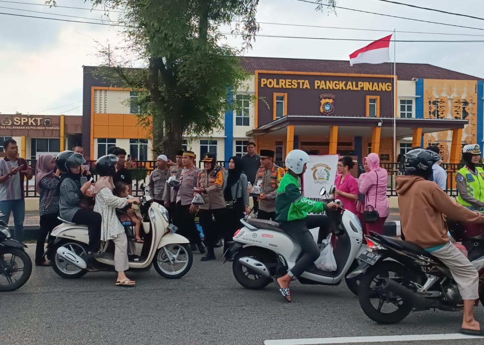 Gandeng Mahasiswa, Polresta Pangkalpinang Bagikan 150 Paket Takjil di Depan Mako