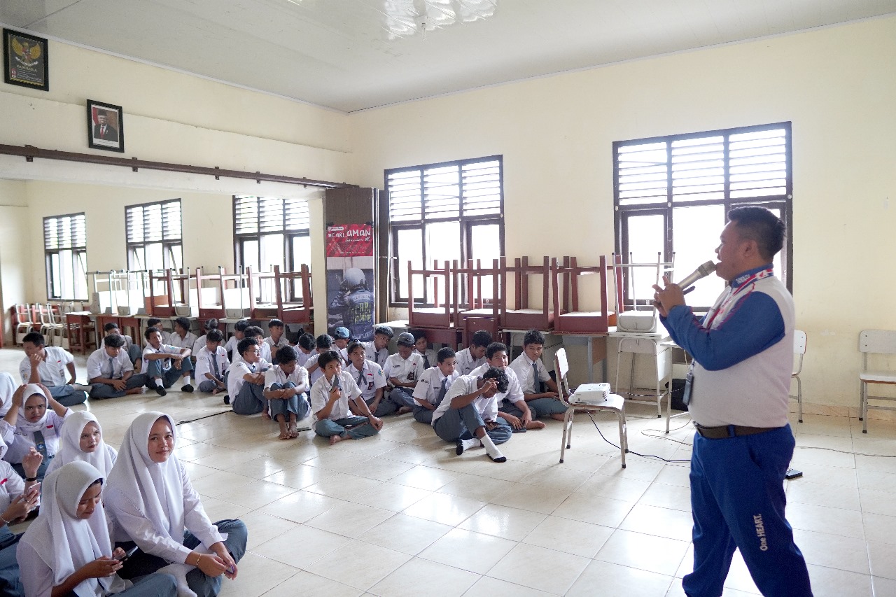 Honda Babel Galakkan Edukasi Keselamatan Berkendara di SMKN 1 Sijuk