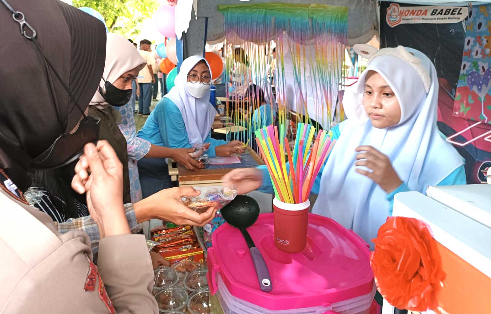 Ikut Meriahkan HUT ke-64 SMAN 1 Pangkalpinang, Shifa dan Revania Tak Menyangka Stand Bazarnya Ramai Pembeli